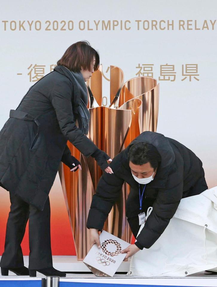 　「復興の火」として福島市での展示を終え、片付けられる五輪の聖火皿
