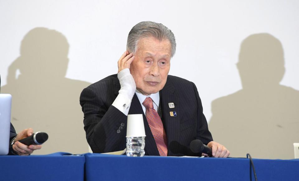 　会見で渋い表情を見せる森喜朗会長