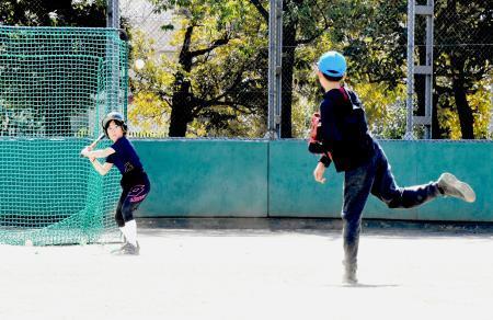 　開放されたグラウンドで野球をする子どもたち＝２１日、川崎市麻生区