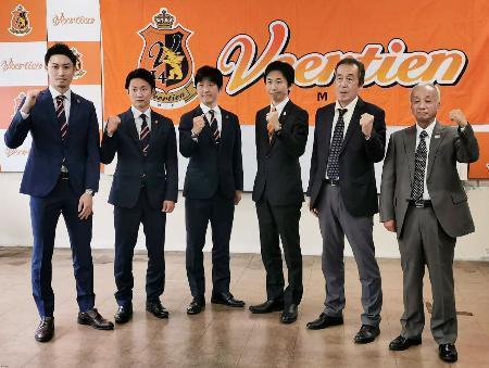 　男子バスケットボールのチームを発足させると発表したヴィアティン三重の後藤大介代表（右から３人目）と選手ら＝２７日、三重県桑名市