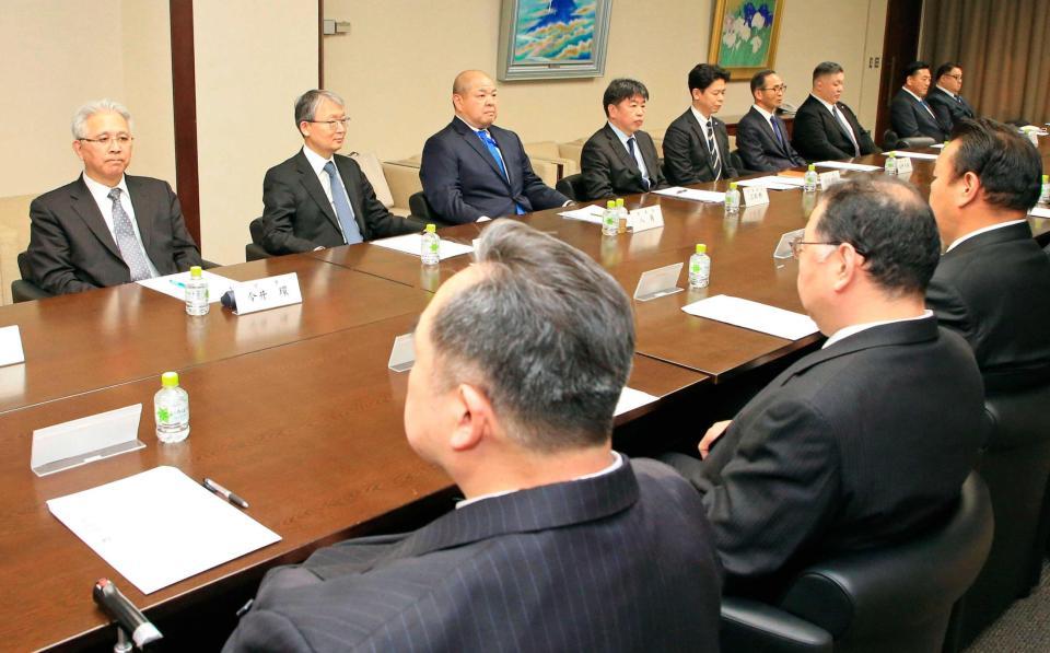 　日本相撲協会の理事会に臨む八角理事長（左から２人目）ら（代表撮影）