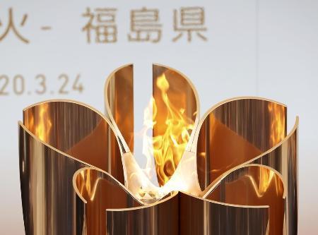 　「復興の火」として展示された東京五輪の聖火＝２４日午後、福島市