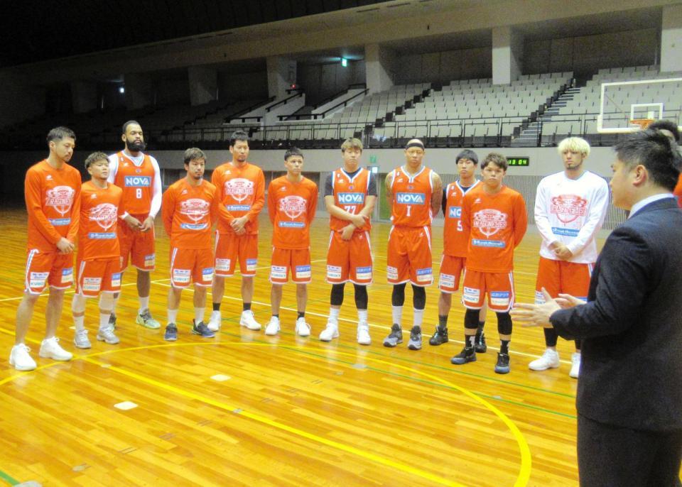 　浦社長（右端）からリーグ打ち切りなどの説明を受ける広島の選手たち