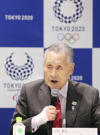 　東京五輪・パラリンピック組織委の理事会であいさつする森喜朗会長＝３０日午後、東京都新宿区（代表撮影）