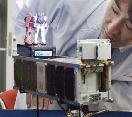 　「機動戦士ガンダム」の模型を載せた超小型衛星のレプリカ＝２０１９年１２月、東京都港区