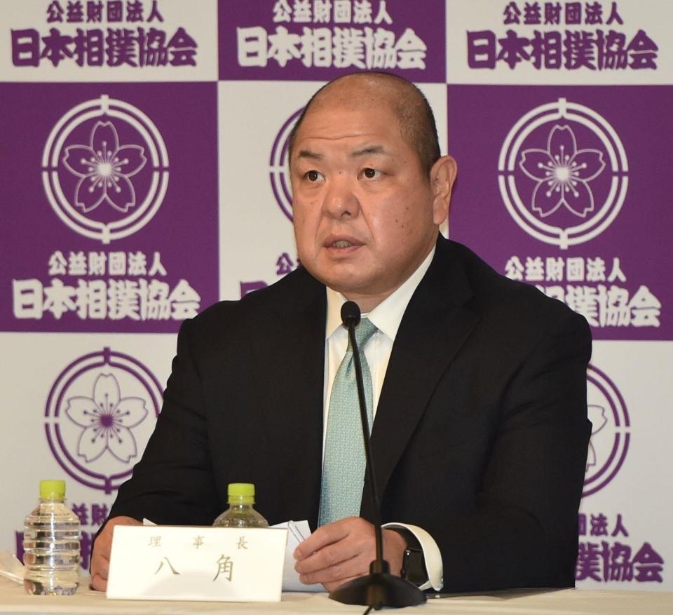 理事会と師匠会を終えて会見する八角理事長＝両国国技館（撮影・西岡正）