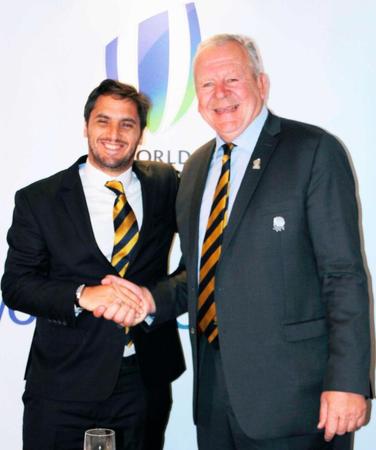 　ワールドラグビーのビル・ボーモント会長（右）と握手するアグスティン・ピチョト副会長＝２０１６年（共同）