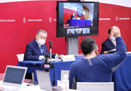 ＩＯＣのコーツ調整委員長らとのテレビ会議を終え、記者会見に臨む２０２０年東京五輪・パラリンピック組織委員会の森喜朗会長（左）。記者はユーチューブのライブ配信を通して取材した（代表撮影）