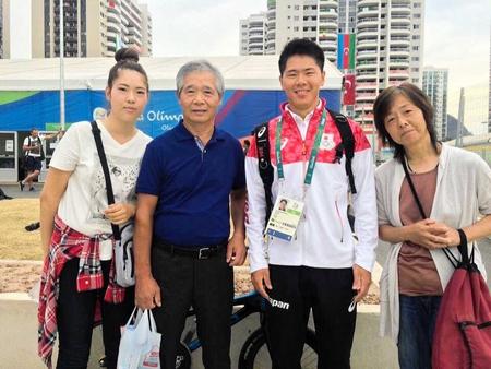 　リオ五輪出場の記念写真。左から姉・萌子さん、父・有二さん、吉拓、母・貴恵さん（有二さん提供）