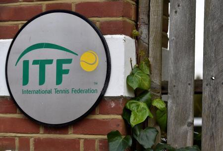 　国際テニス連盟（ＩＴＦ）本部前に掲げられたロゴ＝２０１６年、ロンドン（ロイター＝共同）