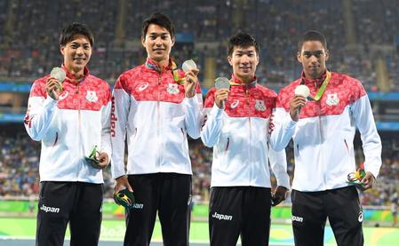 　１６年リオ五輪の陸上男子４００メートルリレーで銀メダルを獲得した（左から）山県亮太、飯塚翔太、桐生祥秀、ケンブリッジ飛鳥