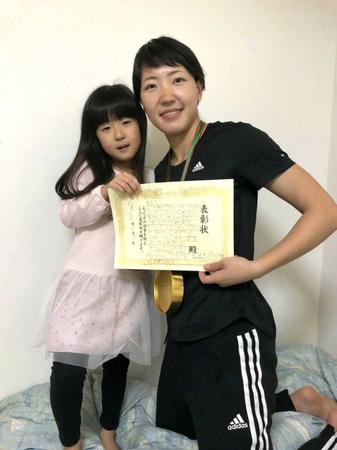 　果緒ちゃん（左）から手紙を受け取った寺田明日香