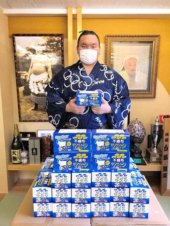 　日本とモンゴルの医療従事者らに２万５０００枚のマスクを寄贈した白鵬