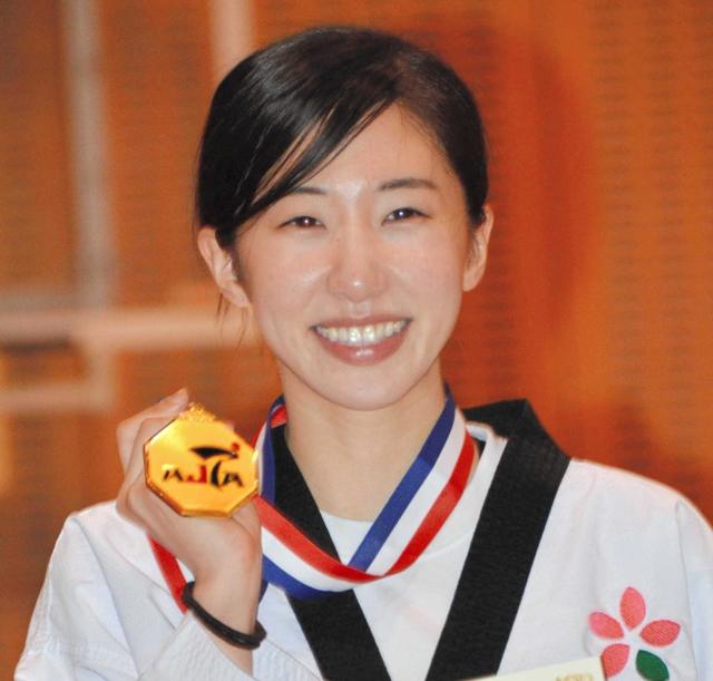 テコンドー東京五輪代表内定４選手のサイン色紙１３５０枚をジュニアに配布