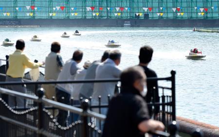 　長崎県内在住者に限った観客を入れ、開催されたボートレース＝２２日午後、長崎県大村市のボートレース大村
