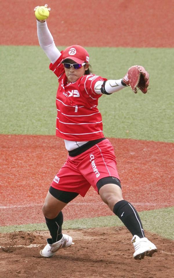 　２０１９年のソフトボールの東京五輪テスト大会で投球する上野由岐子