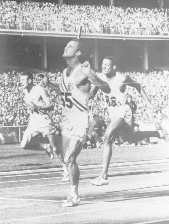 　メルボルン五輪男子２００メートル決勝でゴールするボビー・モロー＝１９５６年１１月、メルボルン（共同）