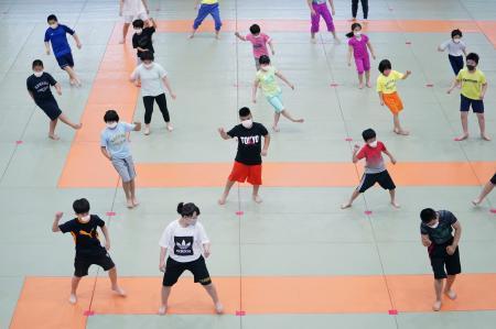 　マスクを着用し距離を保って柔道の練習をする子供たち＝１日午後、東京都文京区の講道館