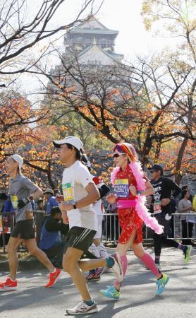　昨年の大阪マラソンで、ゴールとなった大阪城公園を走るランナー＝２０１９年１２月、大阪市