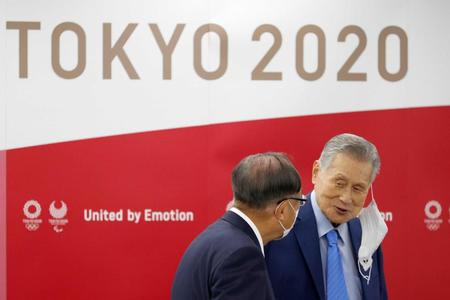 　組織委の理事会に臨む森会長（手前は御手洗名誉会長）