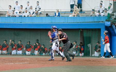 　東都大学野球リーグの亜大が社会人のＮＴＴ東日本と対戦したオープン戦。球審がマスクを着用するなどの感染防止策が取られた＝東京都日の出町の亜大グラウンド