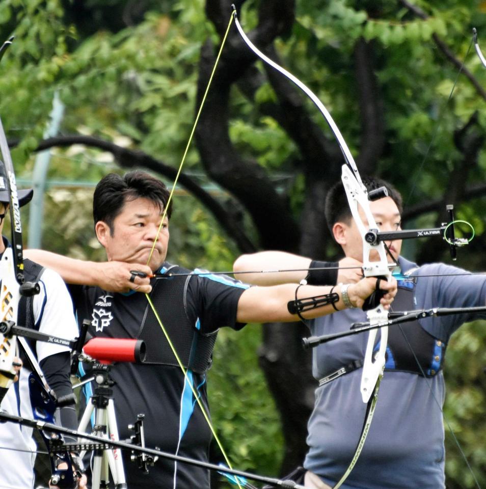 　アーチェリーの記録会に参加し弓を引く山本博