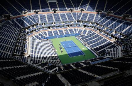 　全米オープンテニスのセンターコート「アーサー・アッシュ・スタジアム」＝２０１７年、ニューヨーク（ＡＰ＝共同）
