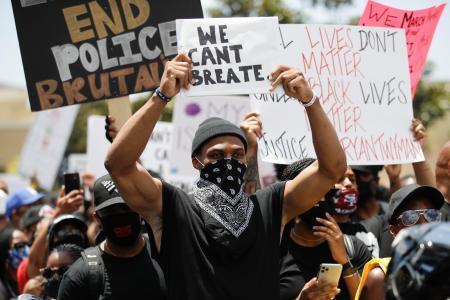 　カリフォルニア州で行われた米黒人暴行死事件への抗議デモで、プラカードを掲げるＮＢＡロケッツのラッセル・ウェストブルック＝７日、コンプトン（ＡＰ＝共同）