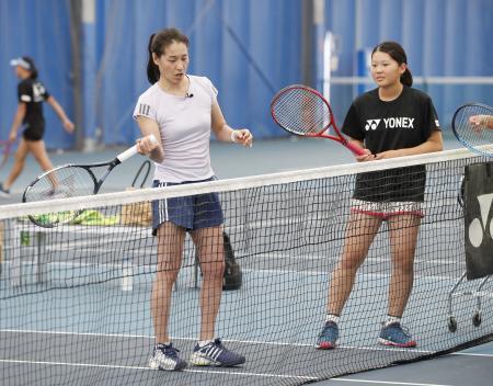 　テニスのジュニア選手対象のキャンプで、永沢亜桜香さん（右）を指導する伊達公子さん＝東京都品川区