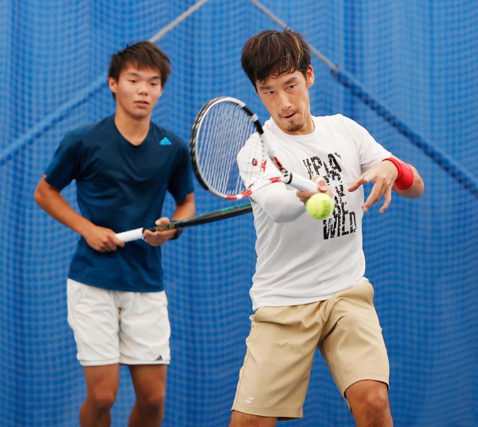 　高校生と合同練習をする男子テニスの杉田祐一（右）