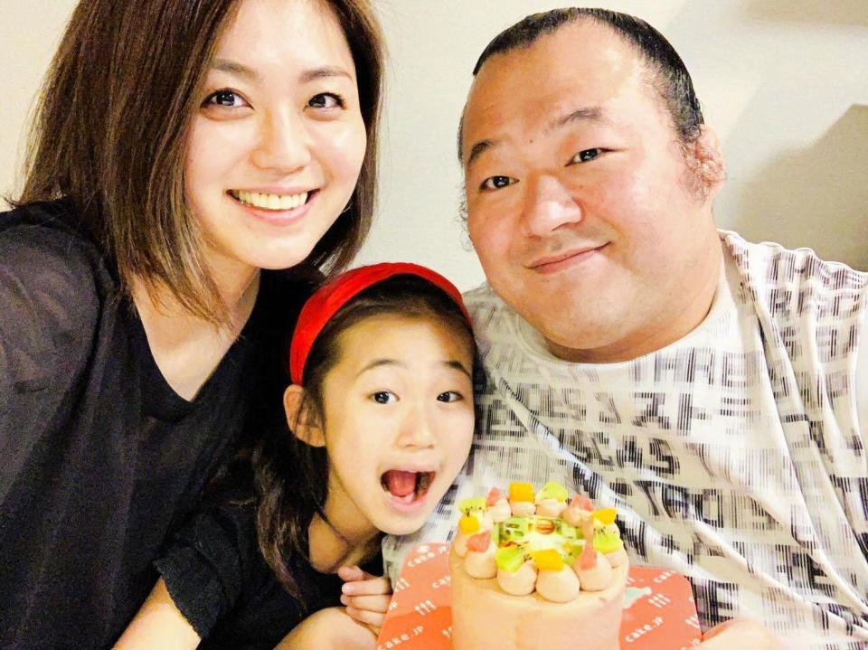 ３７歳誕生日をケーキで祝われる井筒親方と（左から）沙帆夫人、長女の希歩ちゃん