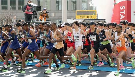 　東京マラソンで都庁前をスタートする大迫傑（手前右から２人目）ら＝３月、東京都新宿区（代表撮影）