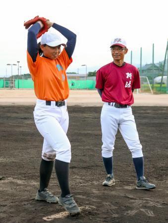 　始球式の練習をする吉本りりかさん（左）と監督の鳴川真一さん＝１日、徳島県阿波市