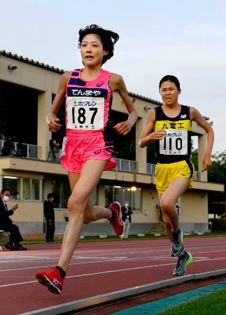 　女子５０００メートルＡ組　競り合う前田穂南（左）と宮田梨奈＝士別市営陸上競技場
