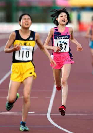 　女子５０００メートルで１５分３５秒２１で２位だった前田穂南。左は１位の宮田梨奈＝４日