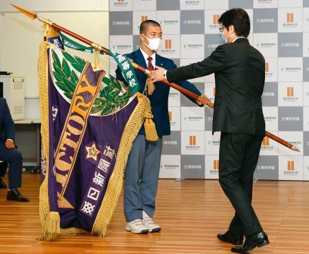 　第９１回選抜高校野球大会の優勝旗を主催者に手渡す、東邦高の林泰成主将（左）＝６日午後、名古屋市の同校