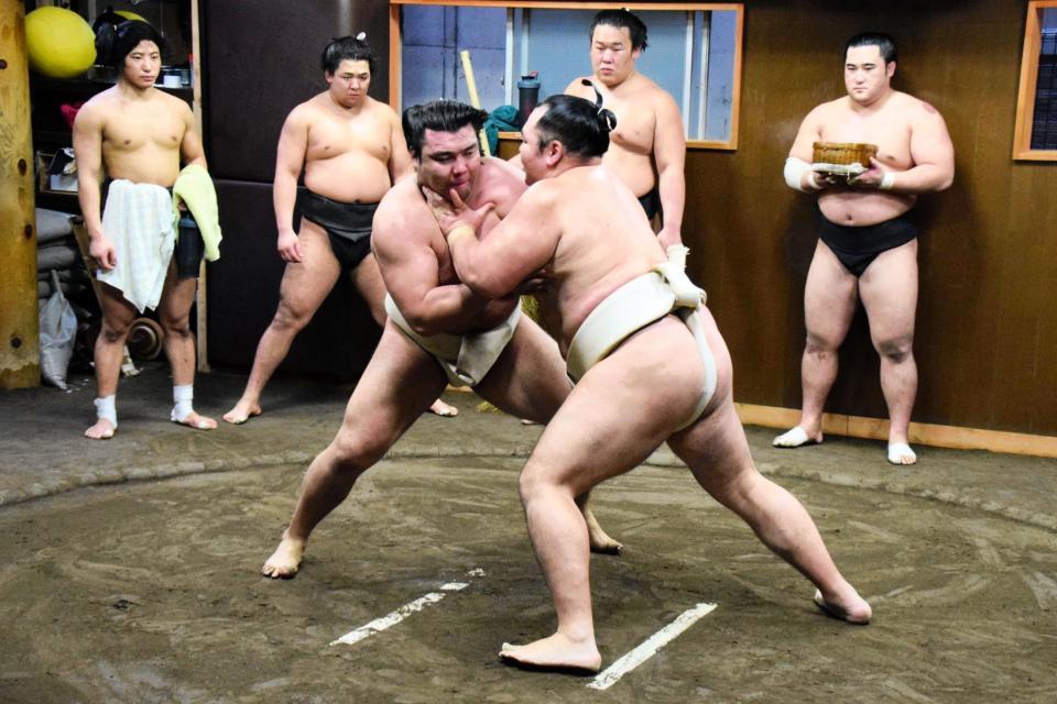 　鶴竜（右）と相撲を取る霧馬山