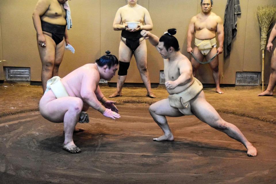 　白鵬（左）の当たりを受ける炎鵬