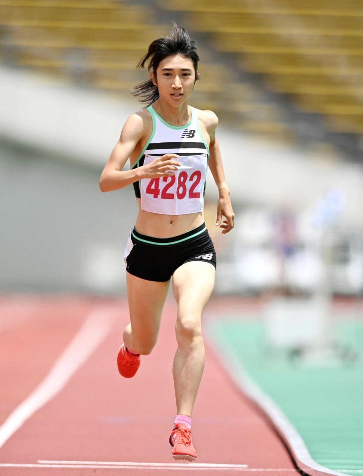 　女子８００メートルで力強い走りを見せる田中希実