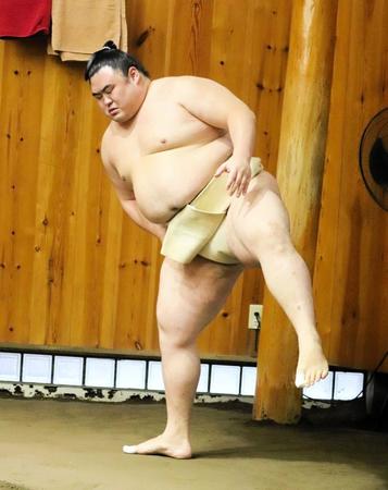 　四股を踏む隆の勝