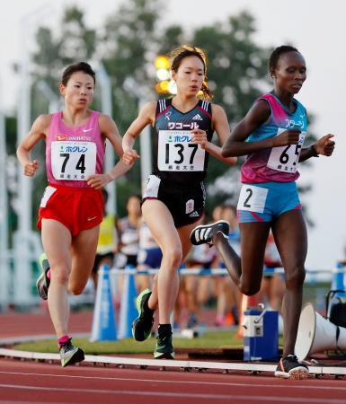 　女子１万メートル　力走する一山麻緒（中央）、松田瑞生（左）ら＝網走市営陸上競技場
