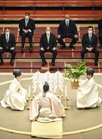 　東京・両国国技館で営まれた大相撲７月場所の土俵祭り。日本相撲協会の八角理事長（奥中央）らは間隔を空けて臨んだ＝１８日