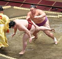 　隆の勝（左）を送り出しで下す朝乃山（撮影・伊藤笙子）