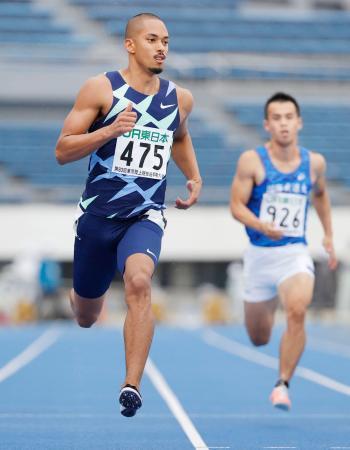　男子１００メートル予選　１０秒２９の９組１着で準決勝に進んだケンブリッジ飛鳥（左）＝駒沢陸上競技場