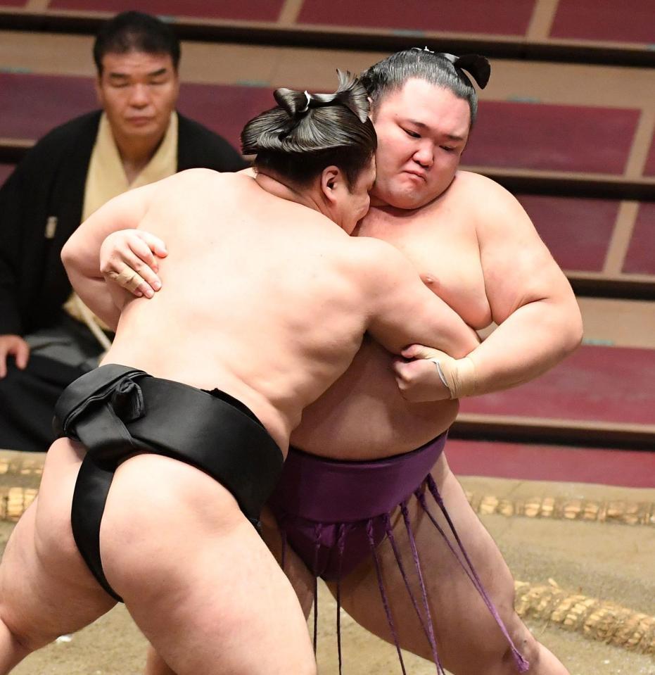 霧馬山（左）の攻めをこらえる朝乃山＝両国国技館（撮影・中田匡峻）