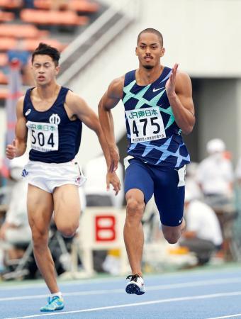 　男子１００メートル決勝　力走するケンブリッジ飛鳥（右）。１０秒２２で優勝した＝駒沢陸上競技場