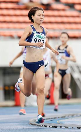 　女子８００メートル決勝　２分５秒７７で優勝した卜部蘭＝駒沢陸上競技場