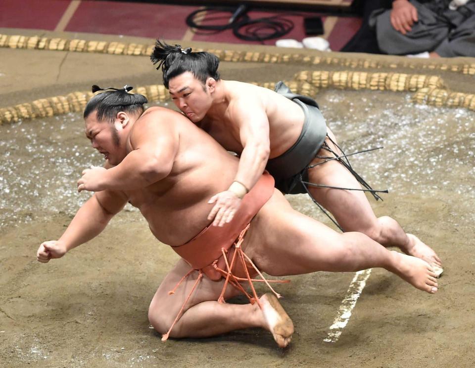 　千代大龍（手前）を下手出し投げで下した炎鵬