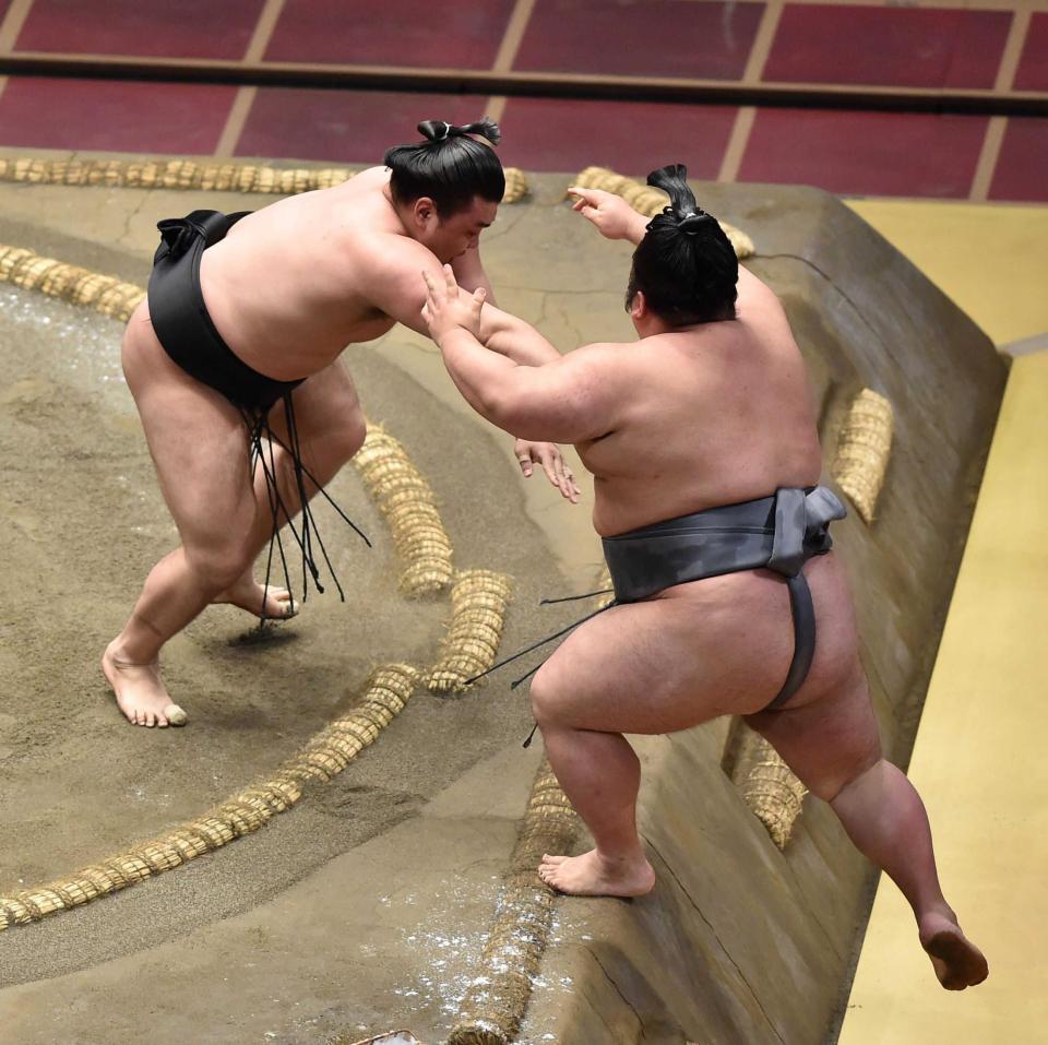 　貴景勝（右）を寄り切りで破る霧馬山