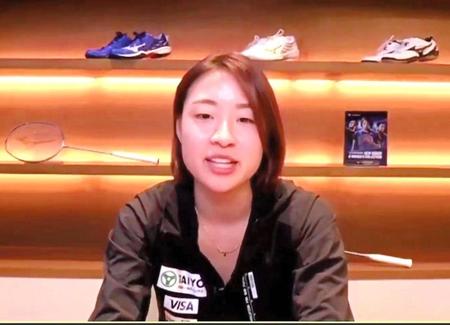 生配信を行う奥原希望（ＭＩＺＵＮＯ　ＲＡＣＫＥＴ　ＳＰＯＲＴＳのＹｏｕＴｕｂｅ公式アカウントから）